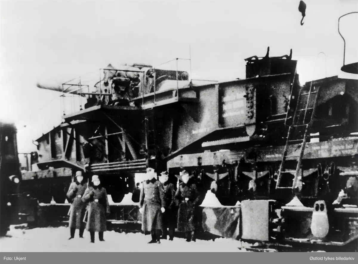 En av de to tyske kanonene som var plassert på Knatterød i Varteig. De ble transportert til Norge  etter at beleiringen av Leningrad var brutt.Fra Varteig kunne de med sin rekkevidde beherske hele Oslofjorden. Kaliber 28 cm, rekkevidde 47 km, vekt 145 tonn, mm 689/228 Schwere Bruno