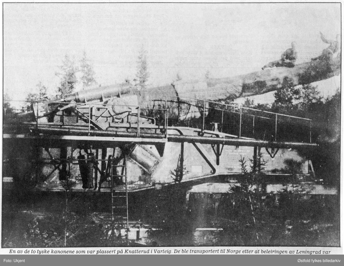 En av de to tyske kanonene som var plassert på Knatterød i Varteig. De ble transportert til Norge  etter at beleiringen av Leningrad var brutt.Fra Varteig kunne de med sin rekkevidde beherske hele Oslofjorden. Kaliber 28 cm, rekkevidde 47 km, vekt 145 tonn, mm 689/228 Schwere Bruno.
