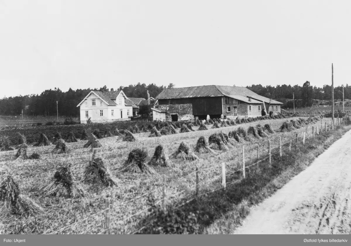 Gården Sikkeland ble kjøpt av Varteig kommune i 1924, og brukt til lærerbolig. Småskolen hadde også rom her. Varteig el.verk og overtok i 1961. I 1991 i privat eie. Jorda er lagt inn til nabogården. Eiere: Åse Larsen og Gunnar Karlsen.