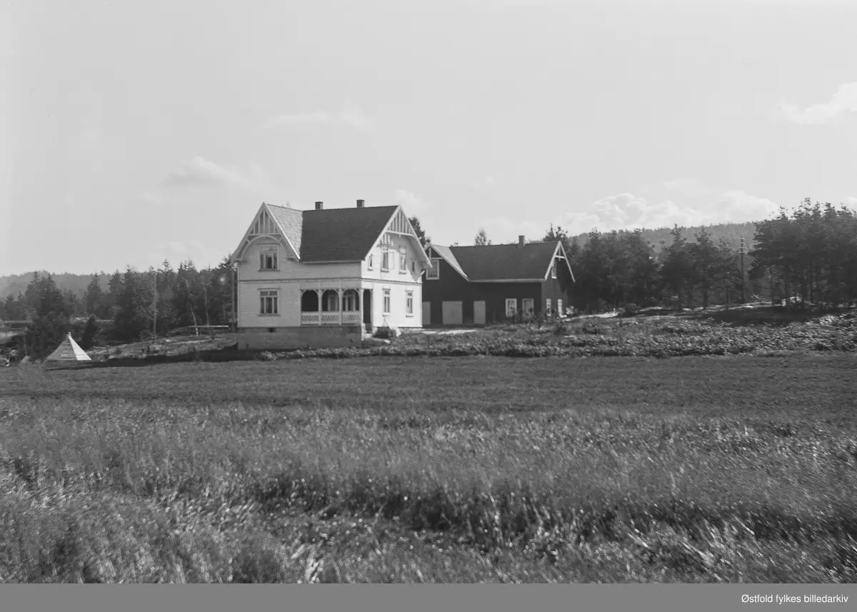 Gården Vestvold. Varteig kommune tok over gården i 1948 etter at lensmann A. Næss testamenterte den til aldershjem. Nedlagt som aldershjem i 1978 da det ble bygd nytt. Jorda er forpakta bort. Gnr 41-42 gnr. 17, 18 og 3.