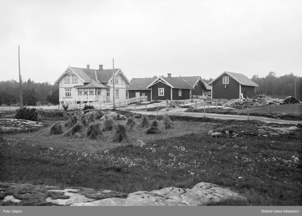 Slettevold i Varteig ca. 1910-15.  Våningshuset har sveitserstil - OBS - glassveranda.