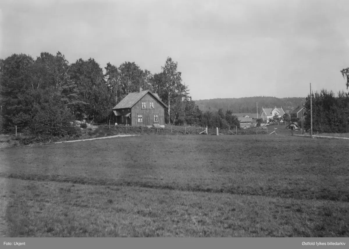 Solheim. Lærerbolig for Neaskog skolekrets i Varteig. I bakgrunnen gården Brunsby gnr. 7 bnr. 3 og 5. Gnr. 7 bnr. 3 og 5.