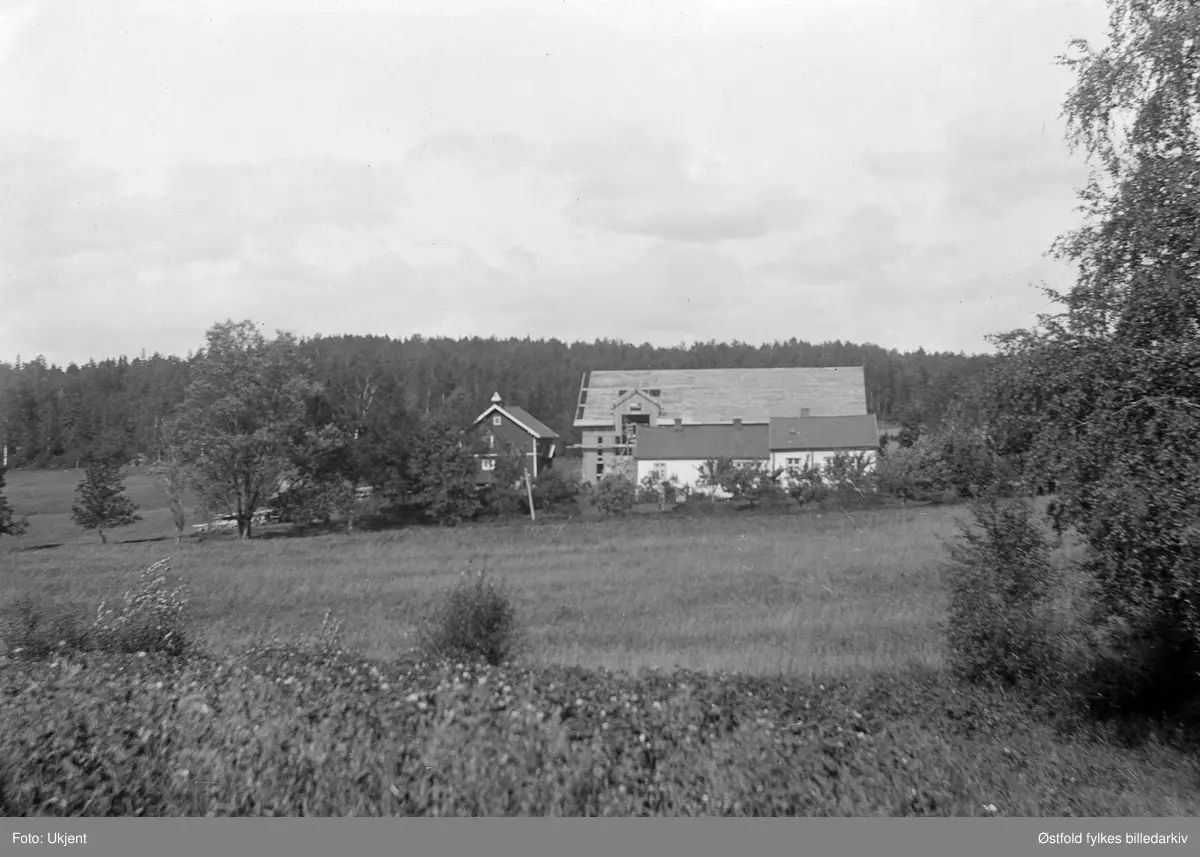 Gården Spydevold østre i Varteig ca. 1910-15. Gnr. 40 bnr. 1 og 4. Boka "Norske gardsbruk" sier at låve og stall ble bygd i 1919 og fjøset i 1927. derfor er vel dette bildet fra 1919?