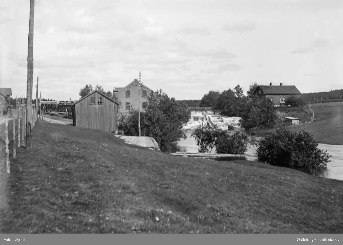 Ise Mølle i Varteig. Fra 1891-1919 var det frørenseri ved siden av møllebruket. Mølla er ant. fra ca. 1849. I 1888 brant den gamle mølla. Ny mølle ble bygd, og den eies (1992) av Steinar Winswold.