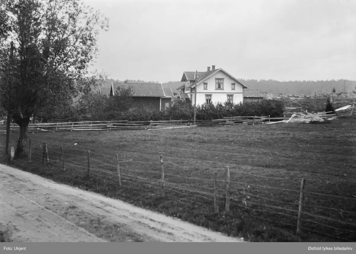 Sikkeland vestre i Varteig eies (1992) av Ragnar Johnsen. Gnr. 32 og 43 bnr.1, 8, 13, 14 og 22.