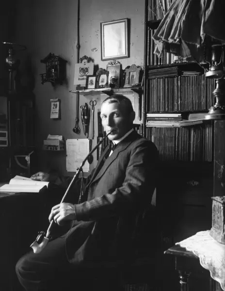 Olav Spydevold røyker pipe. Underoffiser, jordbruksutdannet, gårdbestyrer på forskjellige gårder, senere gårdsfullmektig på Ås landbrukshøyskole. Samlet inn stoff og la grunnlaget for den første Varteigboka, døde før den ble utgitt. Ga flere gaver til kirken og Varteig kristelige ungdomsforening.