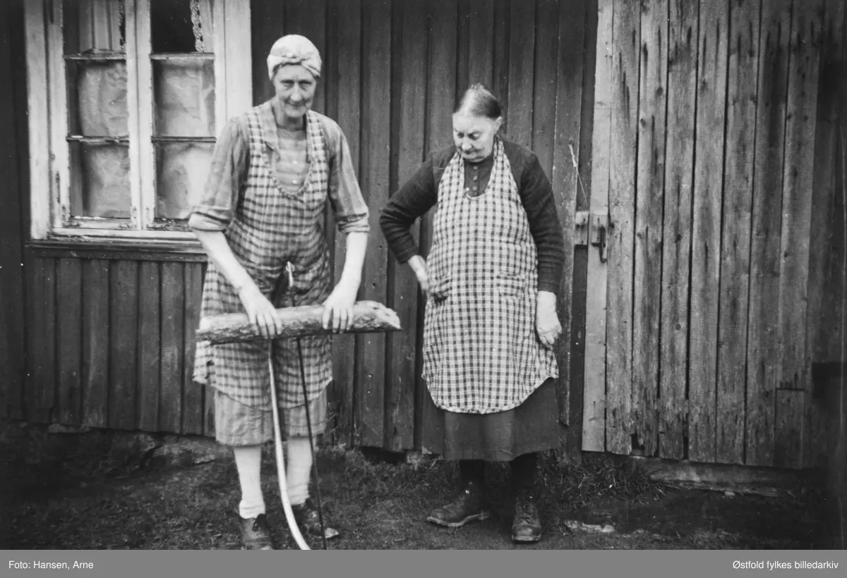 Søsken Gunda Bøe og Olava Bøe på gården Sagbråten ca. 1953. Gunda ble gift Haugaard.
