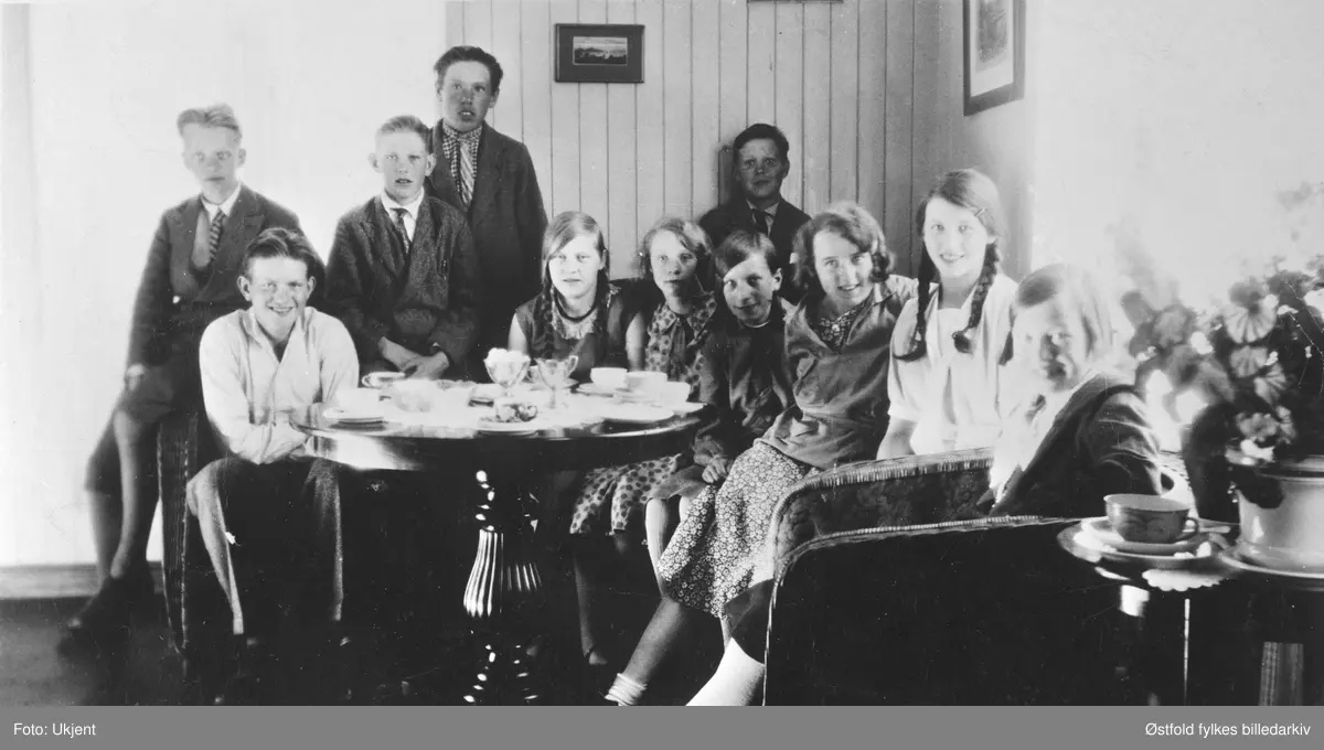 Konfirmanter i Varteig hjemme hos lærer Mørkeseth, Solheim i Varteig 1931. 
Fra venstre: Martin Larsen, Småberg, Are Mørkeseth, Anders Lund, Ingeborg Hasle, Else Lundeberget, Aashild Westgaard, Helga Moene Elise Gressløs, Karen Hasle.
Bak Oddvar Gressløs og Petter Belsby