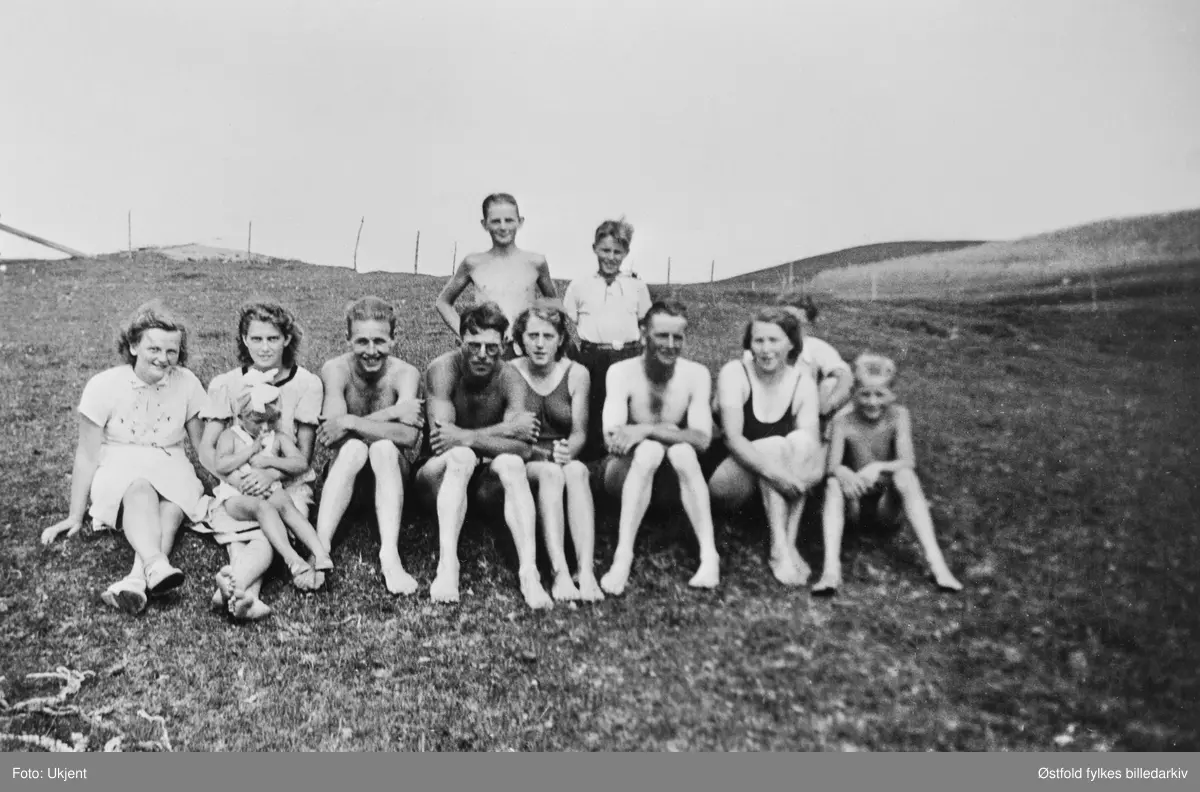 På badetur i Varteig ca. 1940. 
Fra venstre: Elsa Eriksen, Olaug Lunde med Marit Lunde, Rune Karlsen, Erling Lunde, NN, Arthur Lunde, Valborg Lunde, Helge Lunde. Bak: Knut Lunde og Kristian Lunde?.