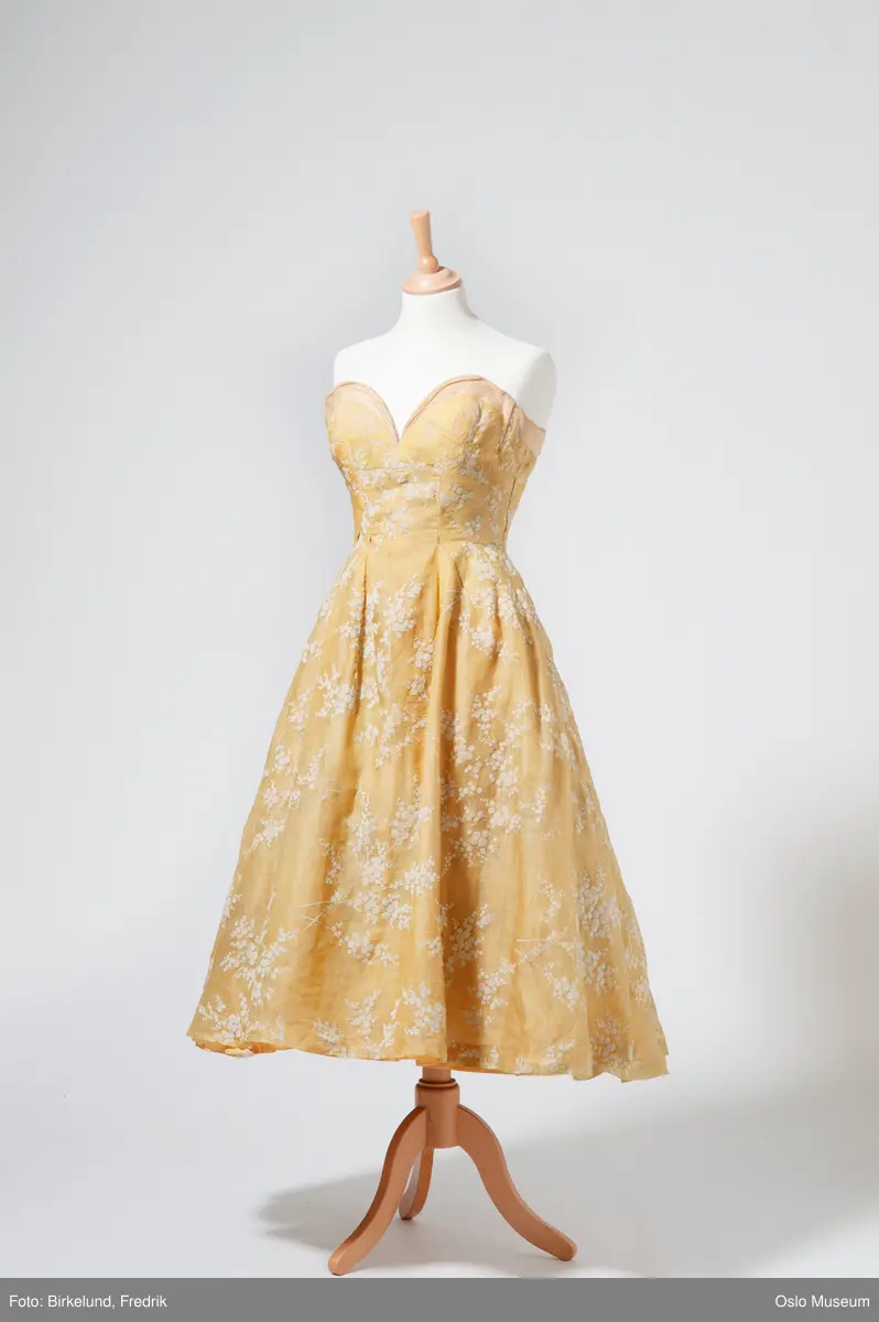 "Strap-less" kjole, sennepsgul chiffon med hvite blomstermønster og bredt sløyfebånd bak
kjole, gul chiffon