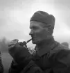 Hemvärnet. 20/4, 1941.
En äldre hemvärnsman röker pipa.