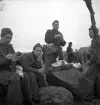 Hemvärnet. 20/4, 1941.
Matpaus vid en stengärdesgård. I bakgrunden skymtar en lada.