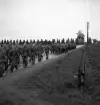 Hemvärnet. 20/4, 1941.
Hemmarsch (?) längs Telestadsvägen. I bakgrunden syns dåv. granallén till Teleborgs slott.