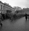 Hemvärnet. 20/4, 1941.
Marsch längs med Stortorget, framför Residenset. I bakgrunden syns dåv. Riksbankshuset