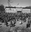 Första Maj 1941.
Mycket folk har samlats på Stortorget, framför Residenset.