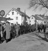 Första Maj 1941.
Demonstrationståg med polis i täten, längs Storgatan västerut, i höjd med Oxtorget. Till vänster skymtar en bensinmack.