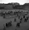 Gymnastikuppvisningen, 25/5 1941. 
Uppmarsch på Stortorget. I bakgrunden syns Residenset och en del av
husen längs Kronobergsgatan.