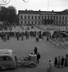 Gymnastikuppvisningen, 25/5 1941. 
Uppmarsch på Stortorget. I bakgrunden syns Residenset m.m.
I förgrunden syns en buss med gengasaggregat.