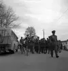 Gymnastikuppvisningen, 25/5 1941. 
En musikkår marscherar längs Storgatan, vid Dövstumskolan. Till vänster syns en buss och några cyklister som vill komma förbi.