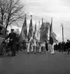 Gymnastikuppvisningen, 25/5 1941. 
En fanborg marscherar fram längs Storgatan. Till vänster skymtar en
buss och några cyklister.