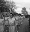 Gymnastikuppvisningen, 25/5 1941. 
En kvinnlig gymnastiktrupp på väg längs Storgatan. Till vänster skymtar
en buss.