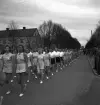 Gymnastikuppvisningen, 25/5 1941. 
En kvinnlig gymnastiktrupp på väg längs Storgatan, västerut. Till vänster 
syns en av flyglarna till dåv. Växjö Stads Försörjningsinrättning, senare en 
del av Folkskoleseminariet (Västerled).