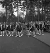 Gymnastikuppvisningen, 25/5 1941. 
Kvinnliga gymnaster i mörka dräkter, tågar in på Värendsvallen.