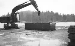 Pågående lyft av ponton 100.