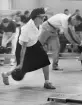 POSTMÄSTERSKAPEN (PM) I BOWLING I STOCKHOLM DEN 9 MAJ 1965.
Lokal: Brännkyrkahallen. Arrangör: Postbankens IK. (Se Tidningen PS
nr 6/1965). Enda kvinnan i tävlingen, Elvi Svensson från Karlstad, i
en stilstudie.