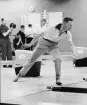 POSTMÄSTERSKAPEN (PM) I BOWLING I STOCKHOLM DEN 9 MAJ 1965.
Lokal: Brännkyrkahallen. Arrangör: Postbankens IK. (Se Tidningen PS
nr 6/1965). En av spelarna i en uttrycksfull pose. Ansiktsuttrycket
skvallrar inte om det blev en strike.