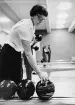 POSTMÄSTERSKAPEN (PM) I BOWLING I STOCKHOLM DEN 9 MAJ 1965.
Lokal: Brännkyrkahallen. Arrangör: Postbankens IK. (Se Tidningen PS
nr 6/1965). Enda kvinnan i tävlingen, Elvi Svensson från Karlstad,
färdig att greppa sitt klot..