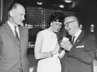 POSTMÄSTERSKAPEN (PM) I BOWLING I STOCKHOLM DEN 9 MAJ 1965.
Från prisutdelningen på Stockholm Bans restaurang. Alvar
Björk, från Postbanken, delar ut pris och ger tävlingens enda
kvinnliga deltagare Elvi Svensson, från Karlstad, en kram. Funktionär
Olle Stavre, Postbanken, ser på.