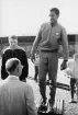 Från friidrottstävlingarna på Stockholms Stadion den 21 augusti.
Prisutdelning i höjdhoppstävlingen. Segraren Robert Sainte-Rose,
Frankrike, väntar på att få ta emot medaljen av Postens
Idrottsförbunds ordförande Sven Öman.