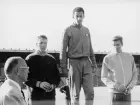 Från friidrottstävlingarna på Stockholms Stadion den 21 augusti.
Prisutdelning i höjdhoppstävlingen. Segraren Robert Sainte-Rose,
Frankrike, i mitten, väntar på att få ta emot medaljen av Postens
Idrottsförbunds ordförande Sven Öman. T h står bronsmedaljören Ingvar
Kinrell, Sverige.