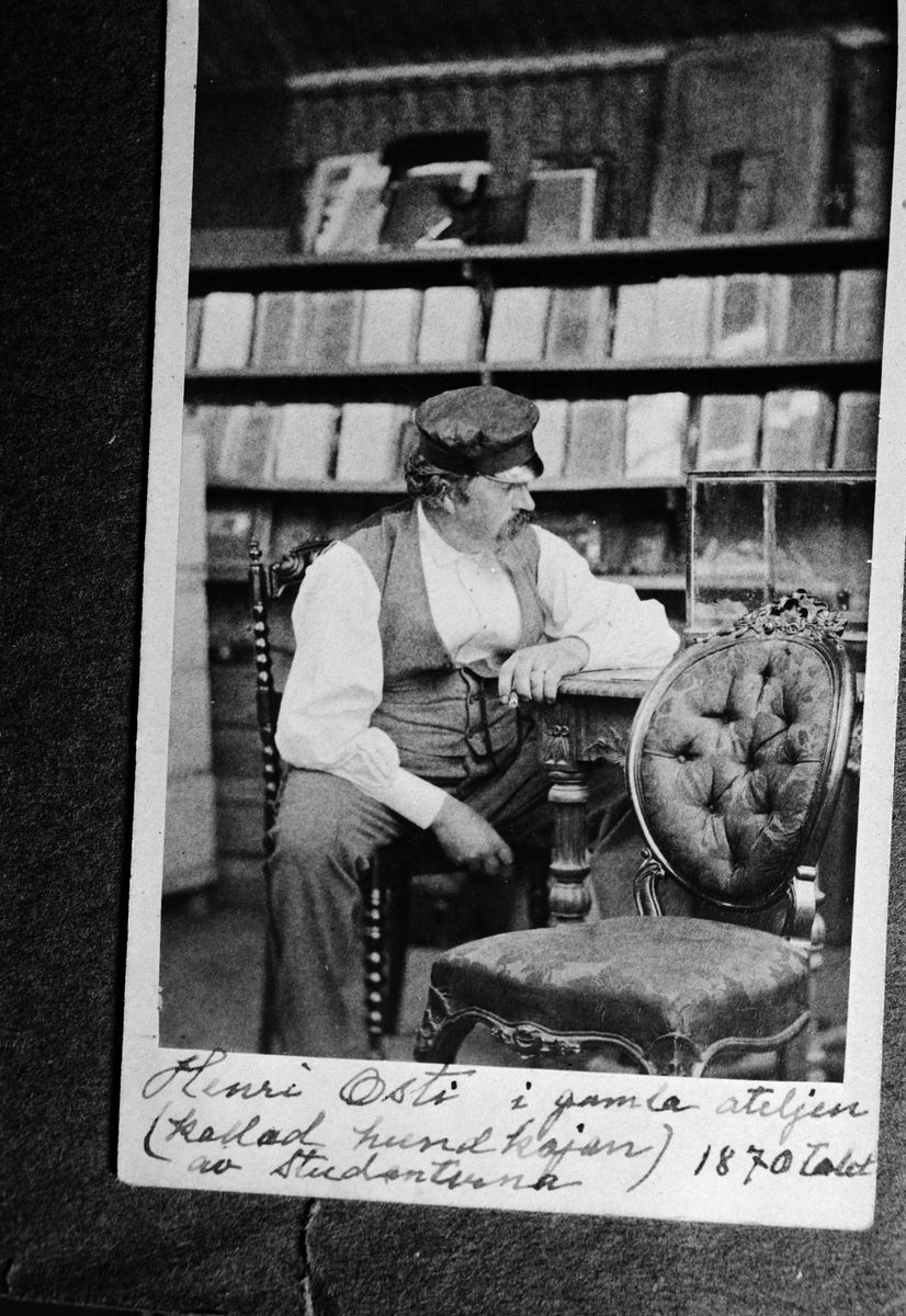 Reprofotografi - Henri Osti i sin ateljé Hundkojan, Uppsala