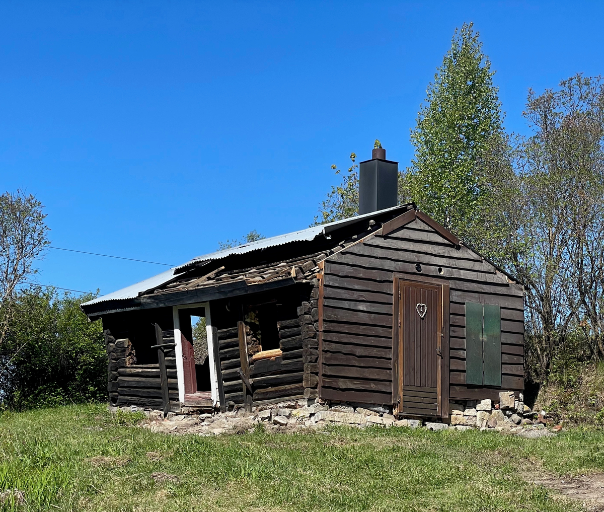 Ringsaker, Furnes, Jessnes, eiendom Jessnesstranda 5 som ligger ved jernbanesporet og jernbaneundergangen på Jessnes, sted under Jessnes søndre som rives i 2024, tømmerstue med tilbygg, vokterbolig ?, i høyre bildekant sees Vikerødegården,