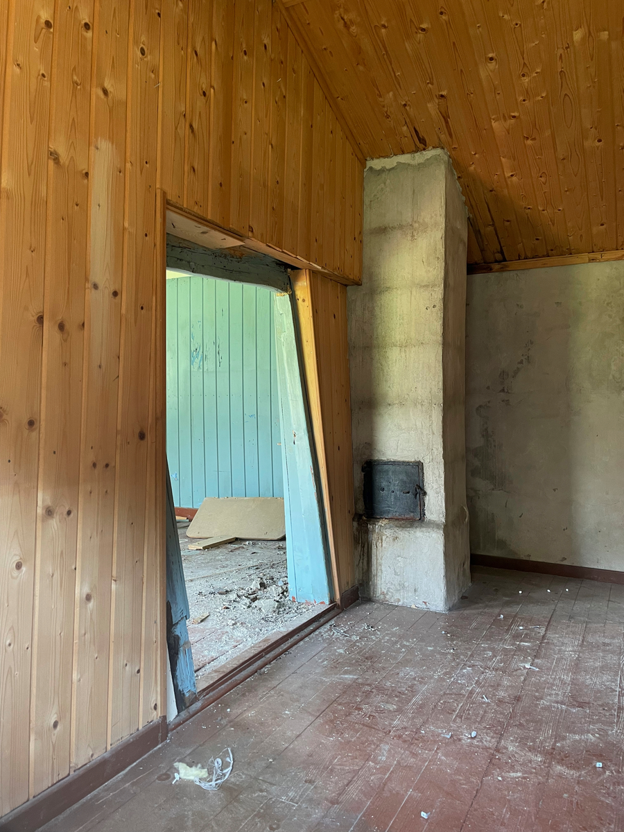 Ringsaker, Furnes, Jessnes, eiendom Jessnesstranda 5 som ligger ved jernbanesporet og jernbaneundergangen på Jessnes, sted under Jessnes søndre som rives i 2024, tømmerstue med tilbygg, vokterbolig ?, i høyre bildekant sees Vikerødegården,