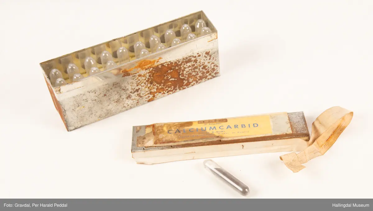 Boks som inneholdt ampuller med Kalsiumkarbid. Ble brukt til å fremstille acetylengass til Karbidlamper. Ble også brukt som gift for å fjerne jordrotter.