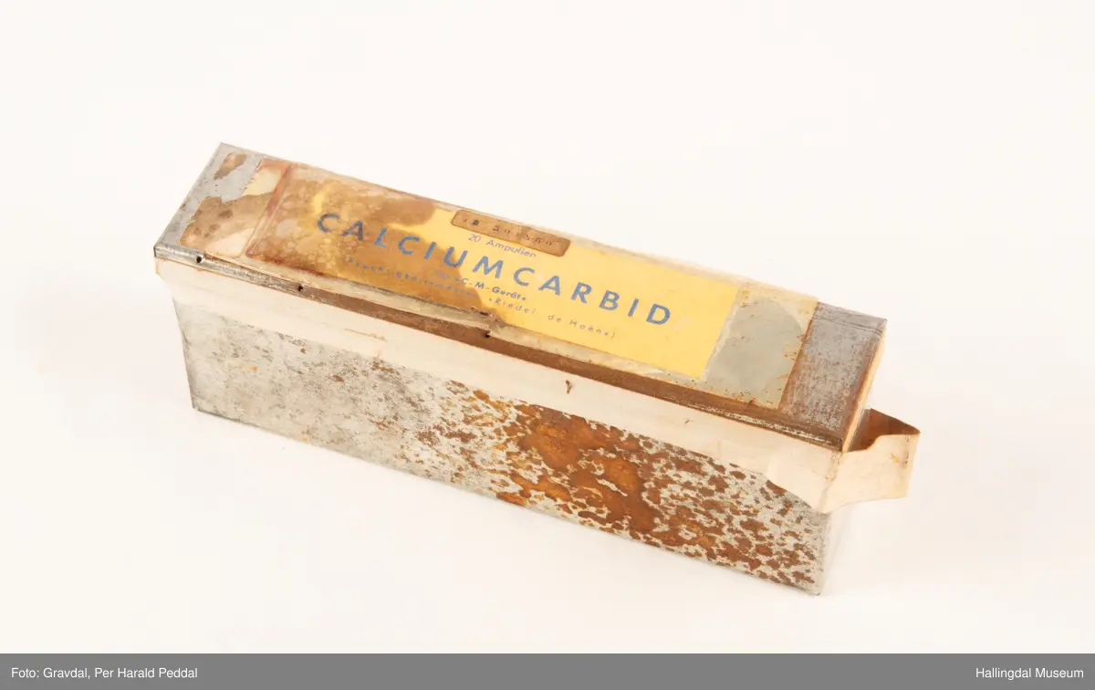 Boks som inneholdt ampuller med Kalsiumkarbid. Ble brukt til å fremstille acetylengass til Karbidlamper. Ble også brukt som gift for å fjerne jordrotter.