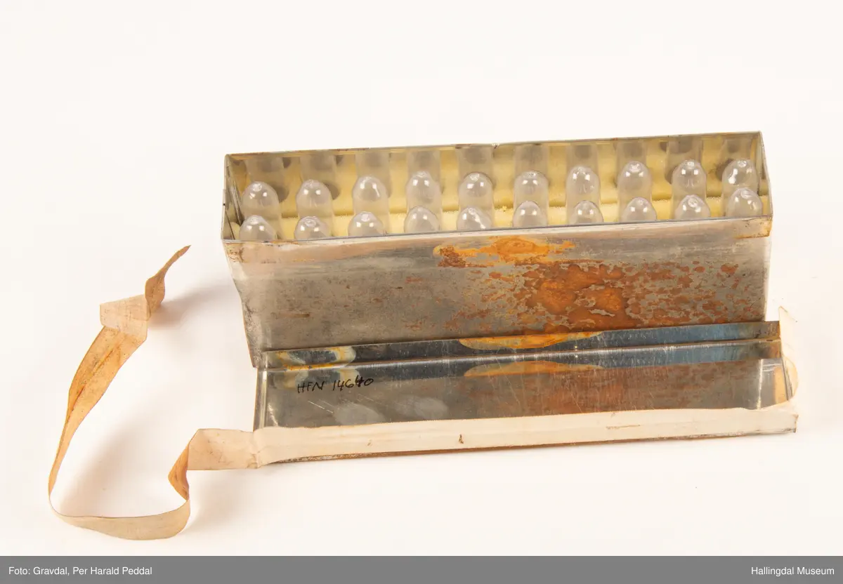 Boks som inneholdt ampuller med Kalsiumkarbid. Ble brukt til å fremstille acetylengass til Karbidlamper. Ble også brukt som gift for å fjerne jordrotter.