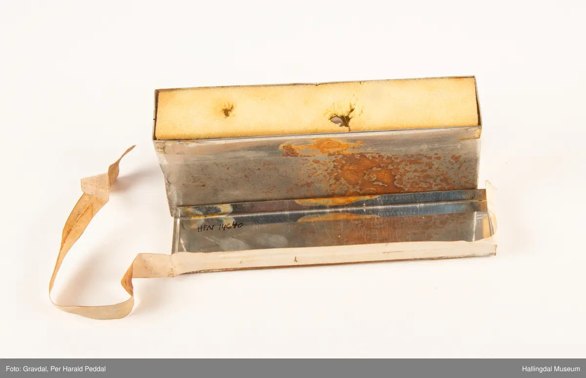 Boks som inneholdt ampuller med Kalsiumkarbid. Ble brukt til å fremstille acetylengass til Karbidlamper. Ble også brukt som gift for å fjerne jordrotter.