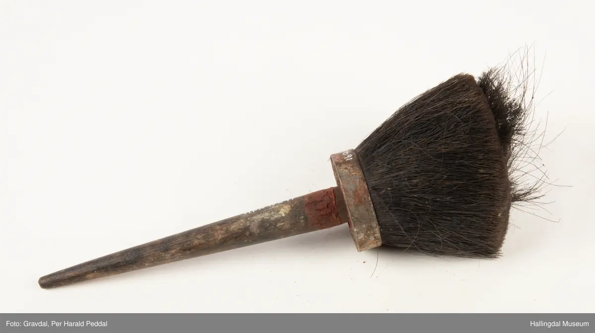 Stor kost brukt i forbindelse med malerarbeid. Busten inneholder noe som ser ut som tørket beis.