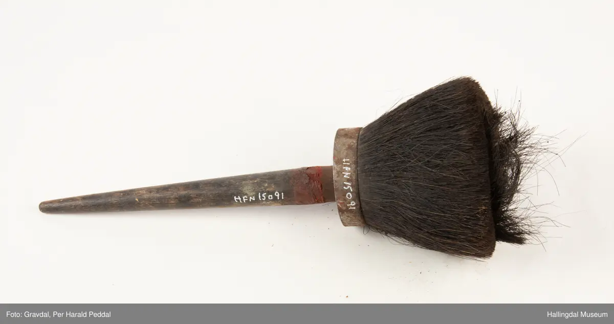 Stor kost brukt i forbindelse med malerarbeid. Busten inneholder noe som ser ut som tørket beis.