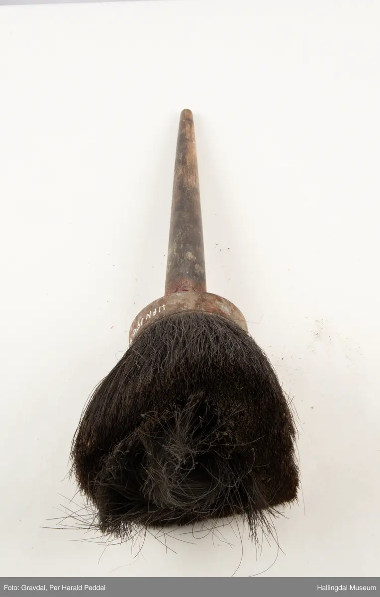 Stor kost brukt i forbindelse med malerarbeid. Busten inneholder noe som ser ut som tørket beis.