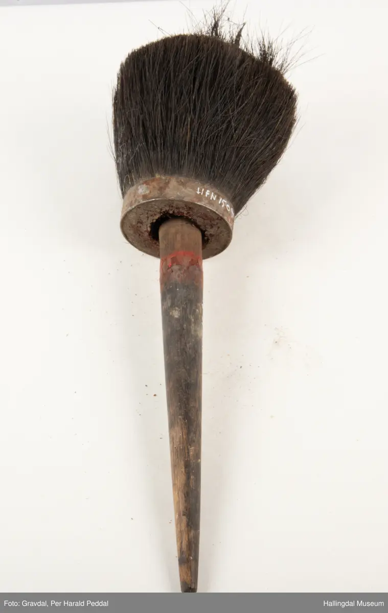 Stor kost brukt i forbindelse med malerarbeid. Busten inneholder noe som ser ut som tørket beis.