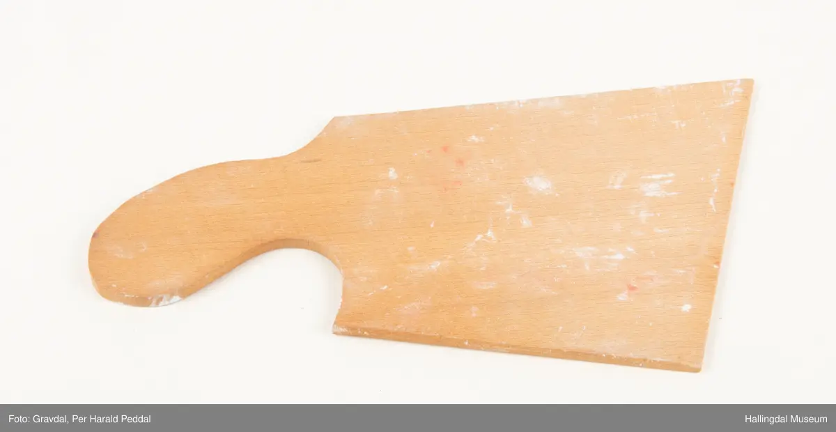 Fire sparkelplater, noen med rester av gips eller kalk. Brukt i forbindelse med gipsing, sparkling eller kalkmaling.