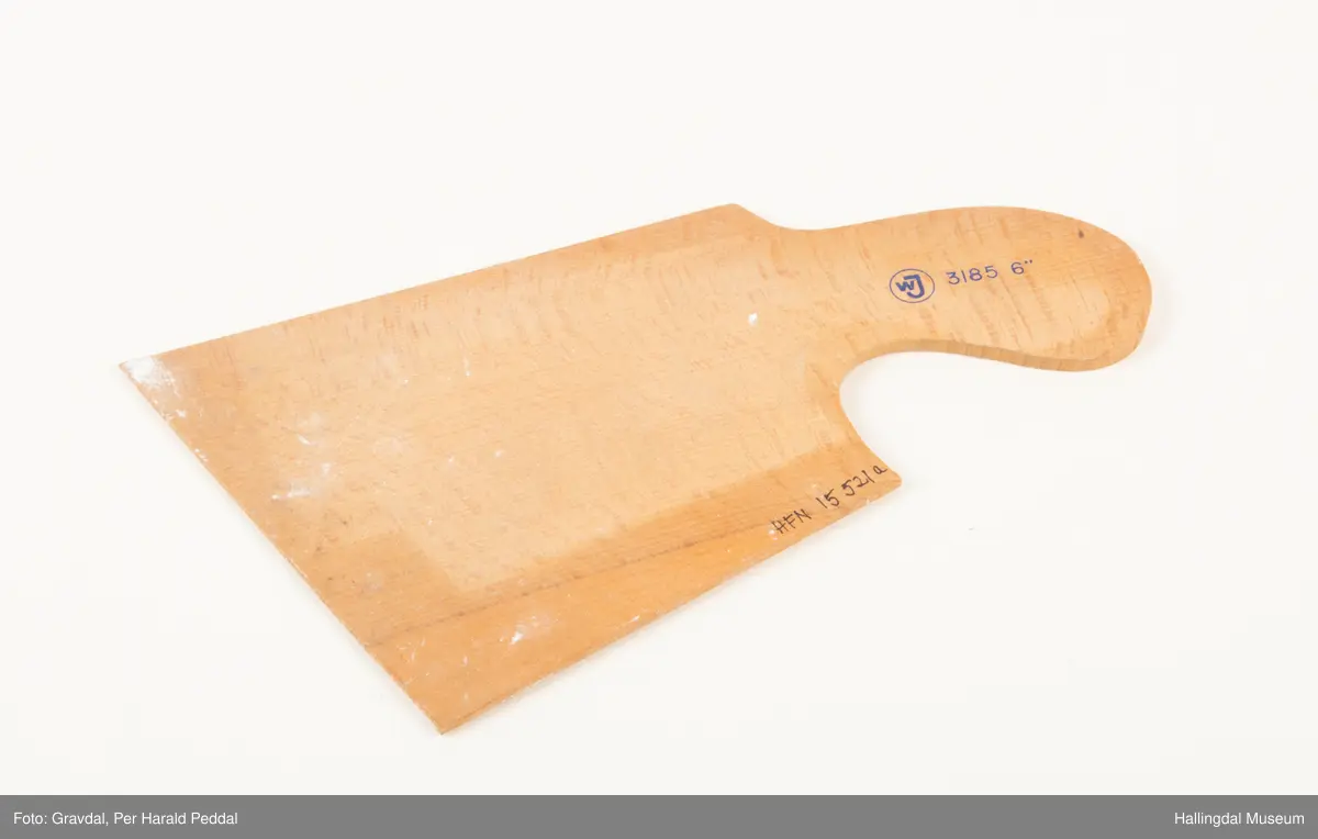 Fire sparkelplater, noen med rester av gips eller kalk. Brukt i forbindelse med gipsing, sparkling eller kalkmaling.
