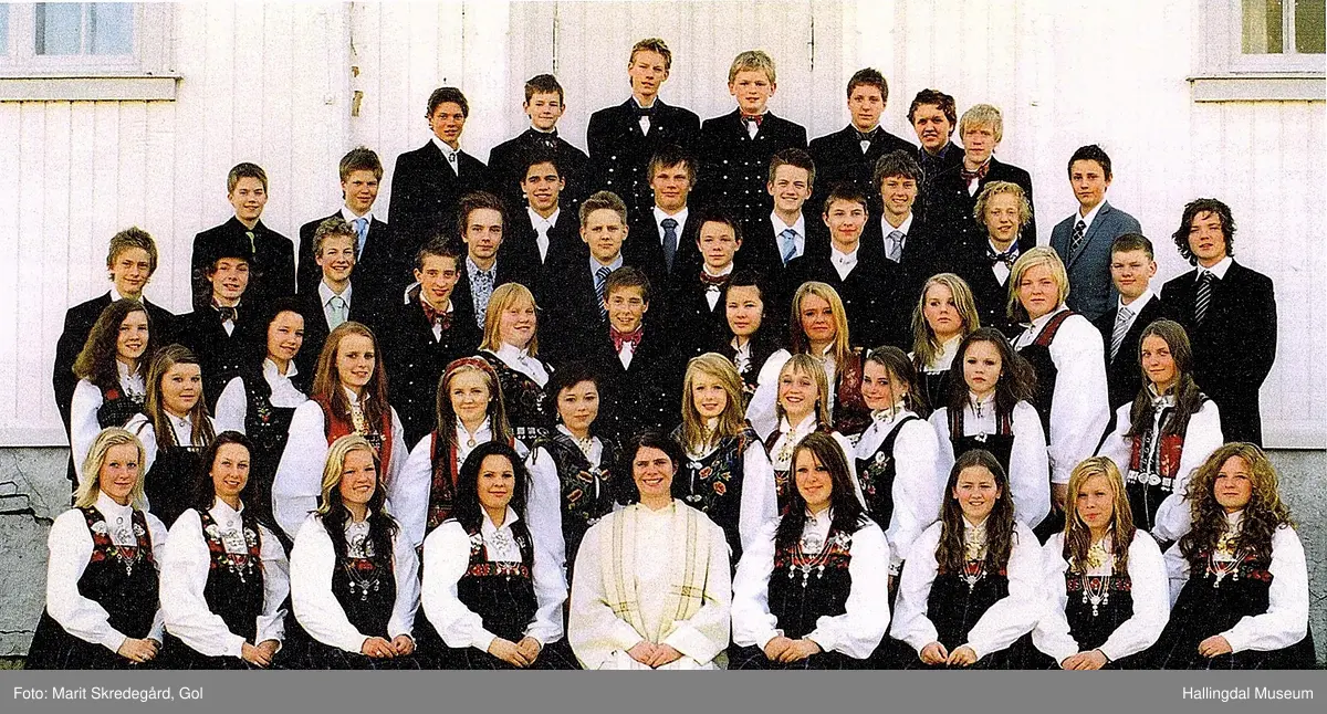 Konfirmanter i Nes kirke 11. mai 2008.
1. rekke fra venstre: Marie Borgersen, Karoline Løken, Gunn-Hilde Børtnes Dokken, Mari Garnås, sokneprest Vivi Schwencke Johnsbråten, Mari Gudbrandsplass, Andrea Åmellom Bekkelund, Ann Helen Smestad og Helene Liodden.
2. rekke fra venstre: Karoline Taletta Renslo Sandanbråten, Merete Grøtt Grinde, Karoline Henriette Hovind, Karoline Sandsmark, Malene Johansen, Stine Amalie Andersen, Charlotte Kleven Iversen, Solbjørg Vedde og Mari Helene Brusletten.
3. rekke fra venstre: Ida Marie Rukke Geitsund, Tiril Marie Hagen Fagermo, Synne Aasen, Martin Aagaard Olsen, Vilde Rylandsholm Tanberg, Malin Therese Holm Lian, Renate Stuveseth Østro, Iselin Borgersen Svingen, Arne Sigve Syversen Holm og Sjur Bjørnsen Garnås.
4. rekke fra venstre: Håvard Stavn Ugulen, Robert Frydenlund, Håkon Munkejord, Ruben Johansen Strand, Kristoffer Berg Kvannefoss, Vegar Blyverket, Øystein Vilhelm Smette, Inge Andre Lislegård og Jonas Tollefsen Rodegård.
5. rekke fra venstre: Brede Dokken Bakkerud, Kjetil Andre Bjerkrheim, Kristian Røang Slette, Dag Helge Hermundsgård, Jonas Personbråten Ludvigsen, Joakim Moen og Mikal Tåjet. 
6. rekke fra venstre: Kjetil Holum Andersen, Lars Christian Brabant, Jonny Rotegård, Bent-Arne Børtnes Dokken, Ola Grøslandbråten Spildrejorde, Aleksander Laursen og Thomas Eidsberget.

