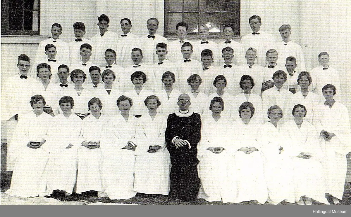 Konfirmanter i Nes kirke 1959. 
1.rekke fra venstre: Bjørg Solveig Meaas, Astrid Inger Rukke, Anne Marie Juvhaugen, Berit Myhro, Gunhild Olava Lie, sokneprest Markvar Zarbell-Engh, Kari Marie Langaker, Astrid Oddveig Sundsdahl, Kari Marie Benterud og Anne Lise Mjølid.
2. rekke fra venstre: Arvid Garnås, Ingebjørg Tørrisplass, Egil Peder Tørrisplass, Kjellaug Storeli, Nils Torleiv Dokken, Janne Kristine (Mossa) Hovden, Barbo Meaas, Kari Sidsel Stensrud, Bjørg Kjellaug Smette, Ragnhild Birgitte Stensrud, Hjørdis Hildegunn Hermundsgård, Bjørg Ragna Stillingen, Liv Andersen og Kari Ingeborg Rotegård.
3. rekke fra venstre¤ Kåre Magne Tolpinrud, Dag Steinar Wigdahl, Fingar Rukke, Steingrim Livgård, Ole Halvar Brekke, Tormod Olav Stavn, Lars Garnås, Eivind Lorang Jensen, Rolf Jansen, Ole Solli, Jan Halvard Haraldseth og Harald Østdahl.
4. rekke fra venstre: Leif Harald Rødningen, Ola Holm, Olav Gudbrand Bæken, Peder Lien, Gunnar Fredrik Storeli, Hans Øyvind Lysenvoll, Ole Bjørn Løvviken, Alf Andres Majormoen, Ola Thoen og Torbjørn Stene.
