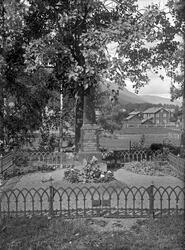 Gravstøtter
Gravstøtte på kirkegården i Nes. I bakgrunn "Klo